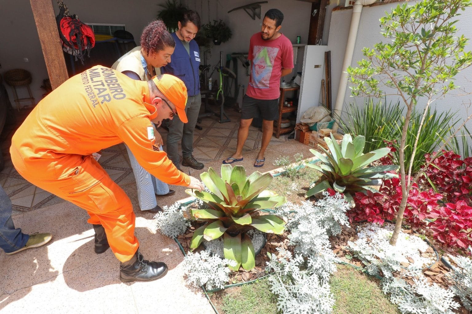 Moradores de Santa Maria recebem orientações e medidas de combate à dengue