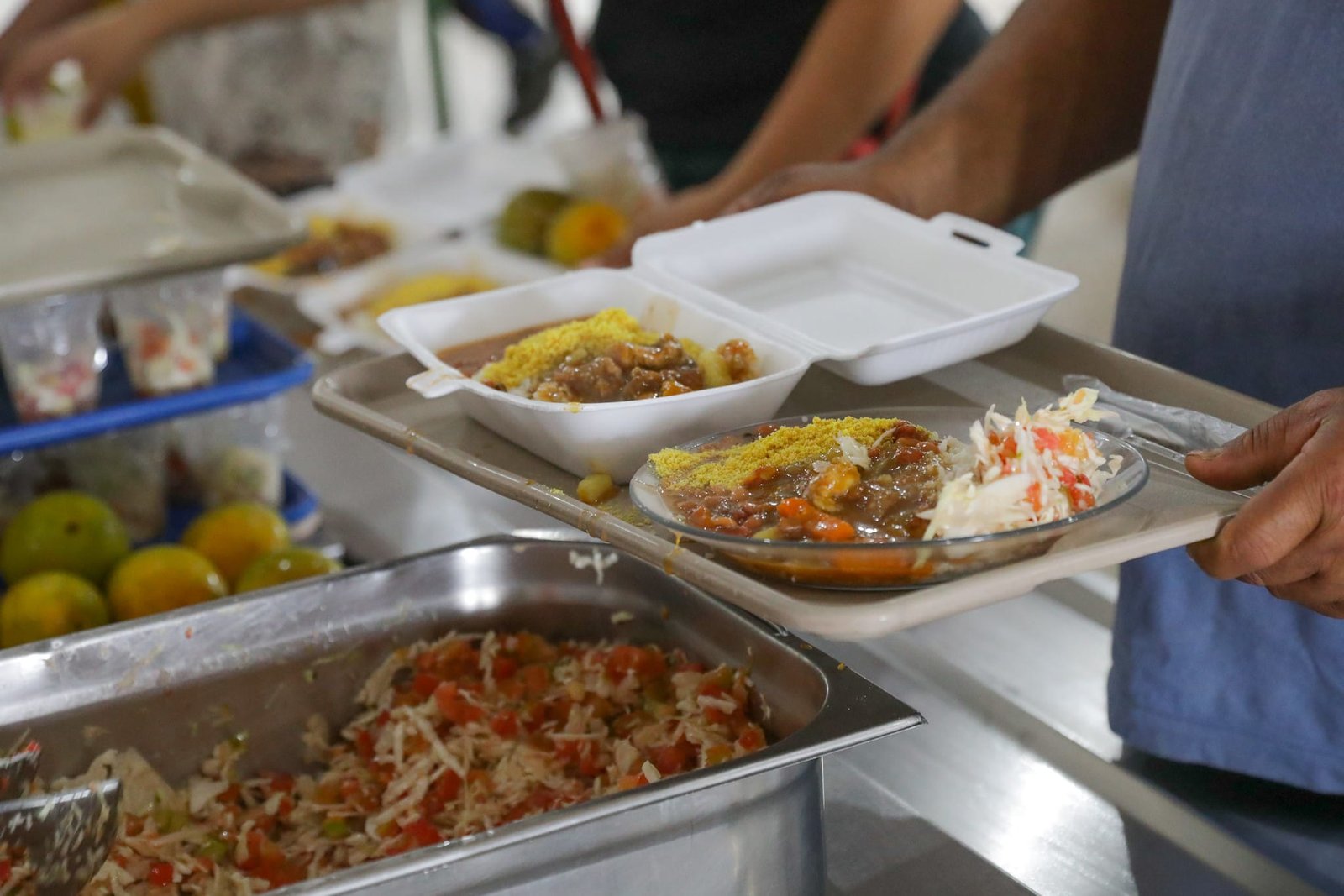 Pessoas em situação de rua já receberam 900 mil refeições nos restaurantes comunitários este ano