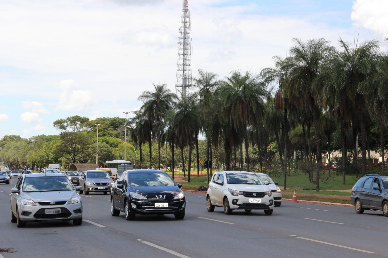 Prazo para licenciar veículos com placas final 9 e 0 termina dia 31/12