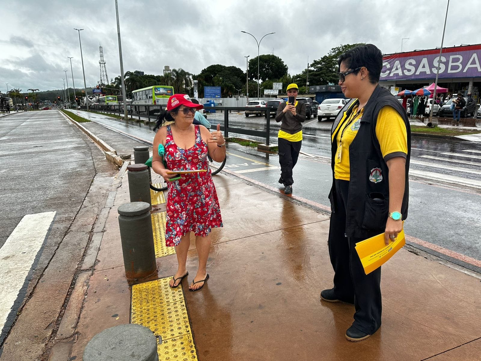 Agentes de trânsito promovem ação educativa no centro de Taguatinga