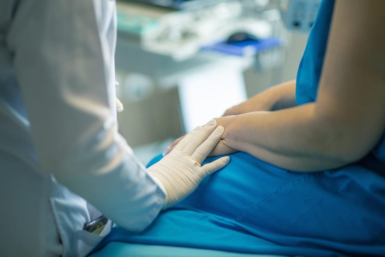 Projeto de lei amplia direitos para mães com perda gestacional