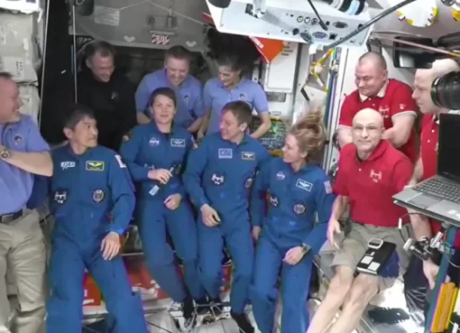 Missão Crew-10 chega à ISS, permitindo retorno de astronautas “abandonados“
