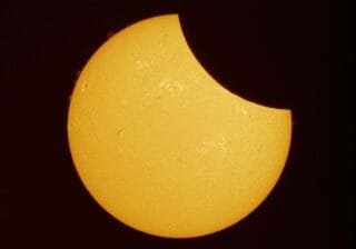 Veja imagens do eclipse solar parcial que aconteceu neste sábado (29)