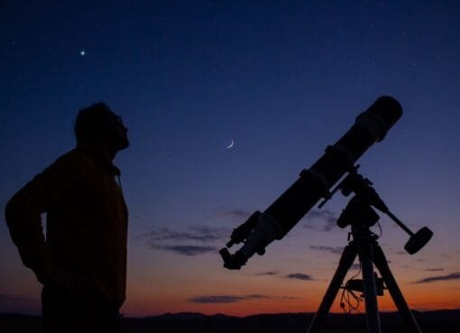 Sorriso celestial: Lua, Vênus e Saturno formam “rosto“ no céu noturno