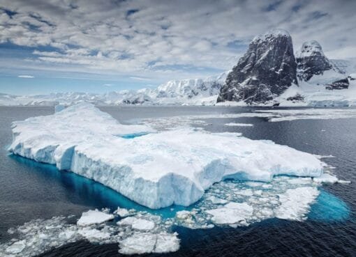 Derretimento de calotas deve acelerar mesmo com meta climática, diz estudo