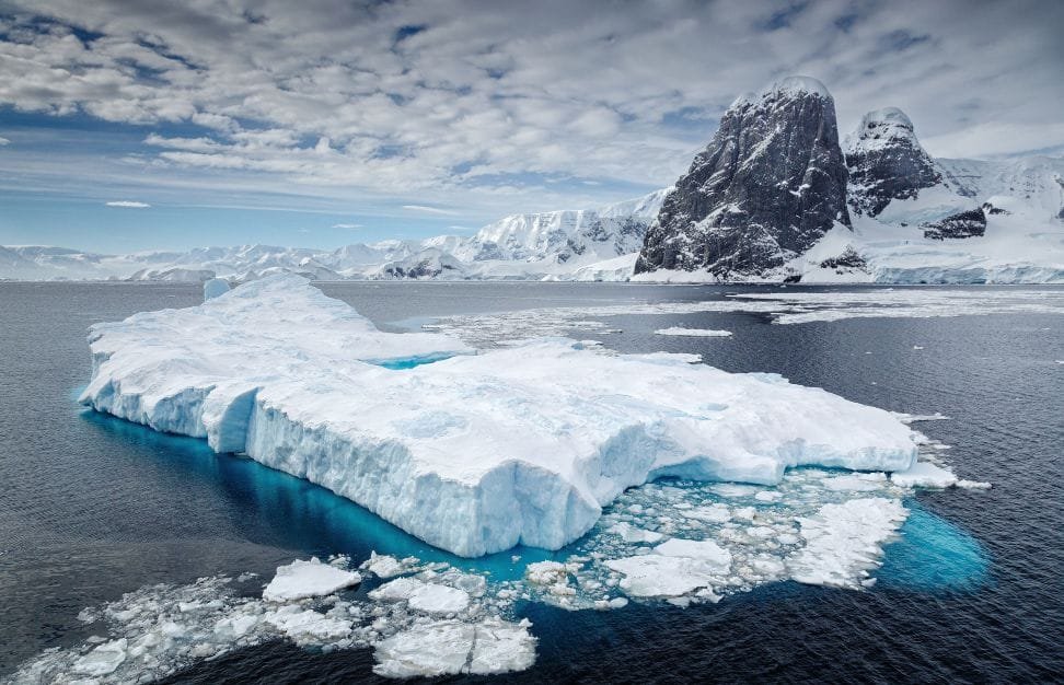 Derretimento de calotas deve acelerar mesmo com meta climática, diz estudo