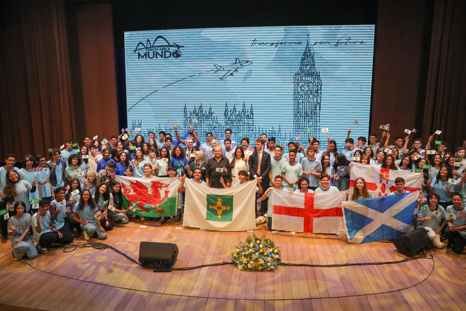 Estudantes selecionados pelo programa Pontes para o Mundo recebem kits de viagem antes de intercâmbio no Reino Unido