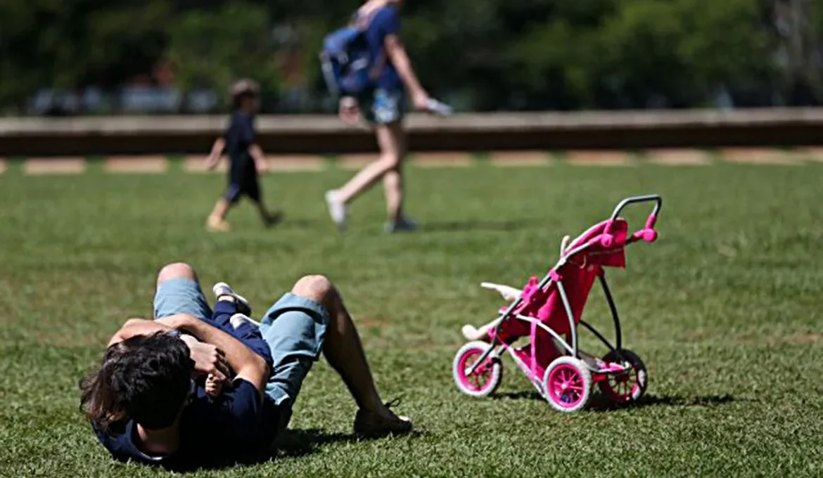 Pais estão menos presentes na criação de filhos, aponta estudo