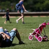 Pais estão menos presentes na criação de filhos, aponta estudo