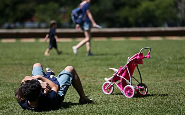 Pais estão menos presentes na criação de filhos, aponta estudo