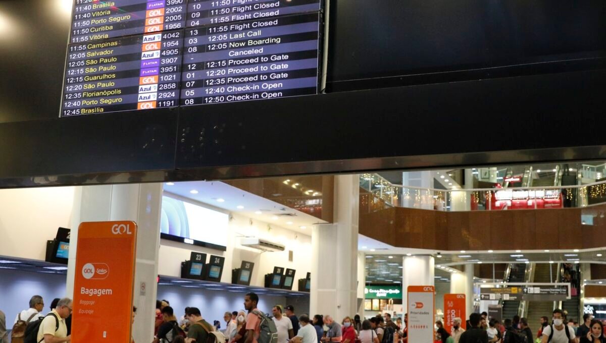 Aeroporto Santos Dumont é liberado para pousos e decolagens