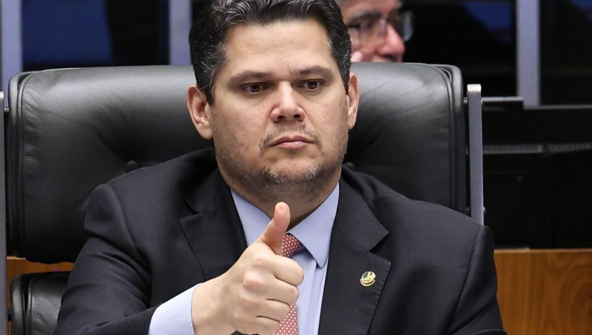 Alcolumbre destrava PEC do fim da 6×1 após conversas com Lula