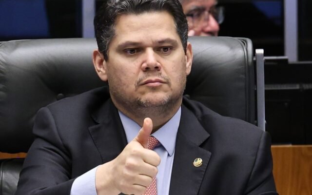 Alcolumbre destrava PEC do fim da 6×1 após conversas com Lula