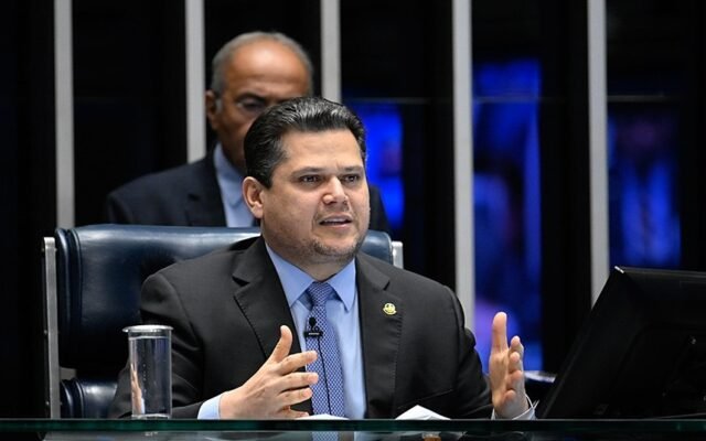 Alcolumbre destrava PEC do fim da 6×1 após conversas com Lula