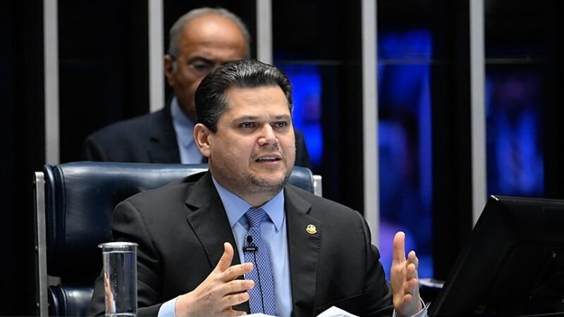 Alcolumbre destrava PEC do fim da 6×1 após conversas com Lula