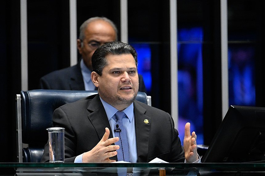 Alcolumbre destrava PEC do fim da 6×1 após conversas com Lula