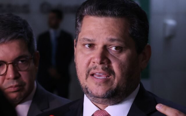 Alcolumbre envia PEC do fim da escala 6×1 para CCJ do Senado