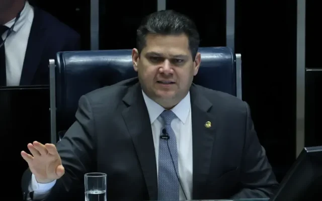 Alcolumbre envia PEC do fim da escala 6×1 para CCJ do Senado