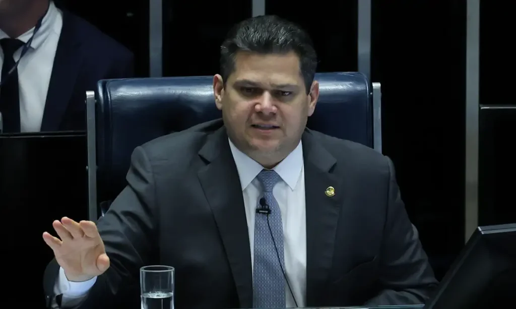 Alcolumbre envia PEC do fim da escala 6×1 para CCJ do Senado