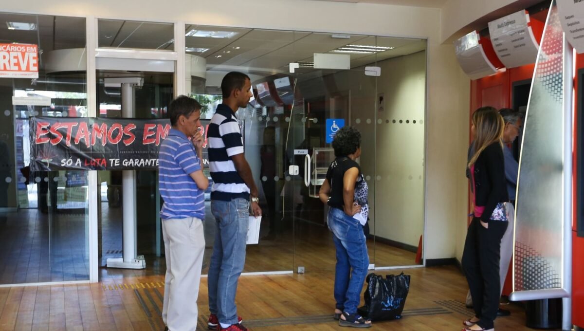 Bancários fazem paralisação nacional de 24 horas nesta quinta-feira