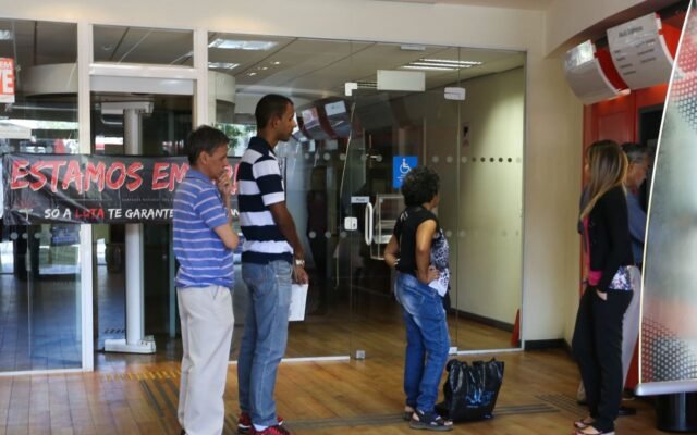 Bancários fazem paralisação nacional de 24 horas nesta quinta-feira