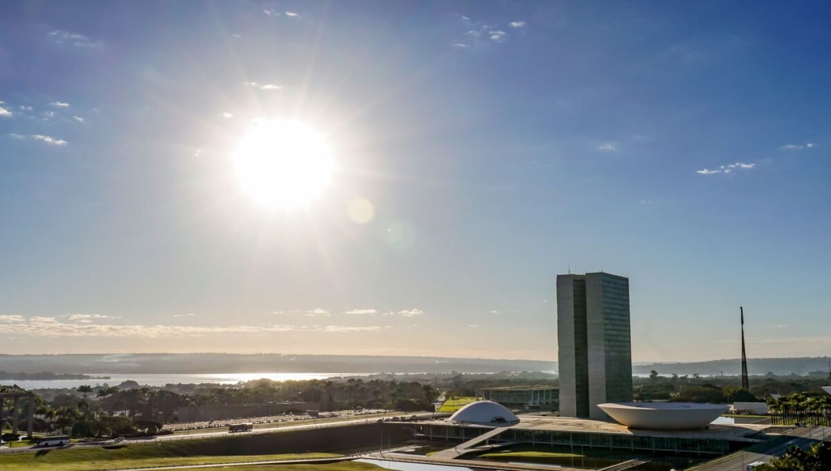 Congresso vota nesta semana fim da escala 6×1 e "taxa das blusinhas"
