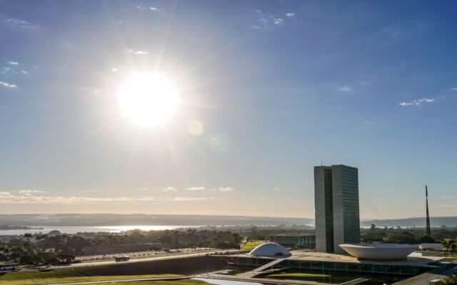 Congresso vota nesta semana fim da escala 6×1 e "taxa das blusinhas"