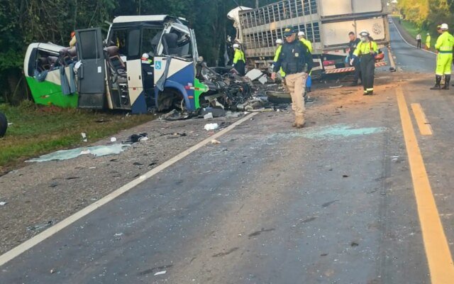 Corpos das vítimas de acidente no Paraná são retirados da pista