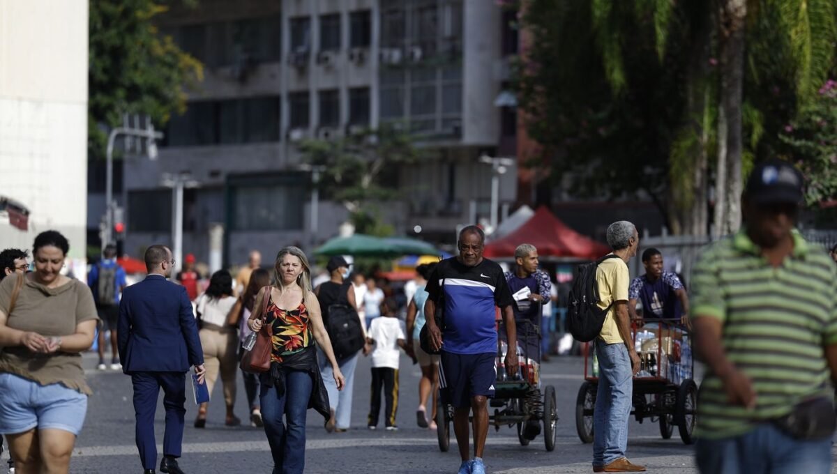 Crescimento populacional caiu para 0,37% em 2026, estima IBGE