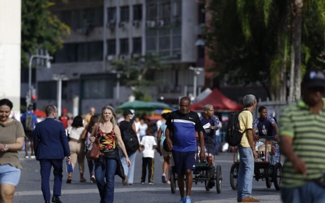 Crescimento populacional caiu para 0,37% em 2026, estima IBGE