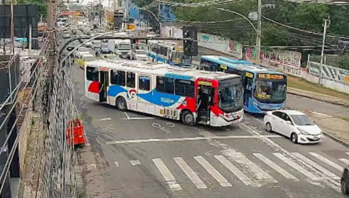 Criminosos usam ônibus em barricadas contra operação policial no Rio
