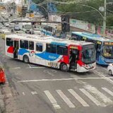 Criminosos usam ônibus em barricadas contra operação policial no Rio