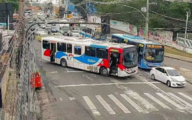 Criminosos usam ônibus em barricadas contra operação policial no Rio