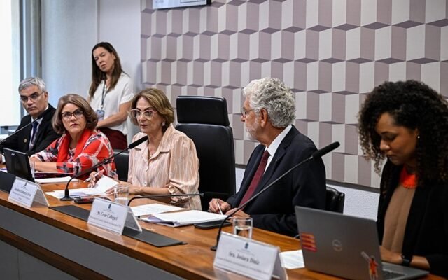 Debate na CE aponta avanço de tempo integral e desafios para garantir qualidade