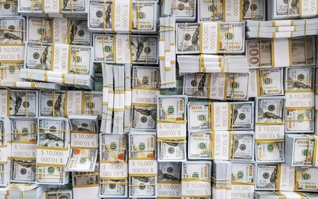 Dólar cai a R$ 5,14 com alívio no mercado externo
