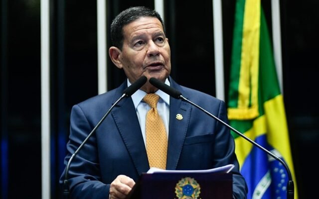Mourão apoia homenagem aos profissionais da beleza