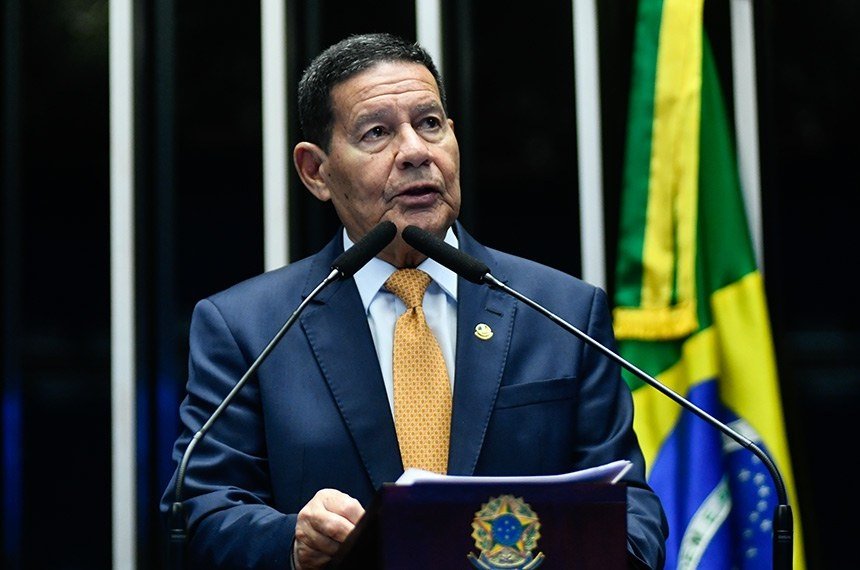Mourão apoia homenagem aos profissionais da beleza