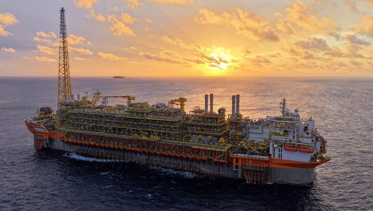 Navio-plataforma da Petrobras atinge produção máxima no pré-sal