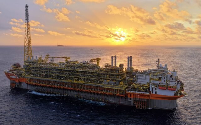 Navio-plataforma da Petrobras atinge produção máxima no pré-sal