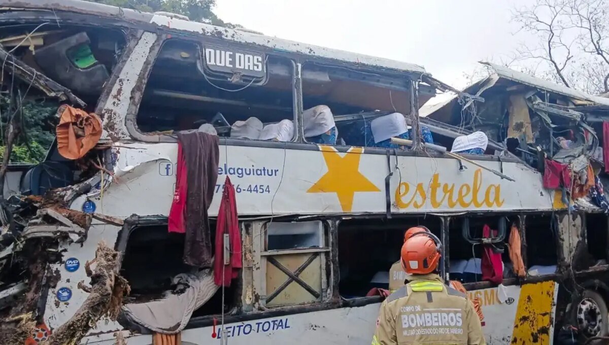 Nove pessoas morrem em tombamento de ônibus em Petrópolis