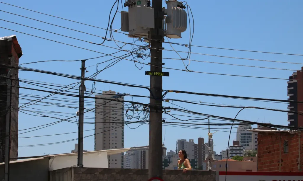 Para manutenção na rede, cinco regiões terão fornecimento de energia suspenso nesta terça (25)