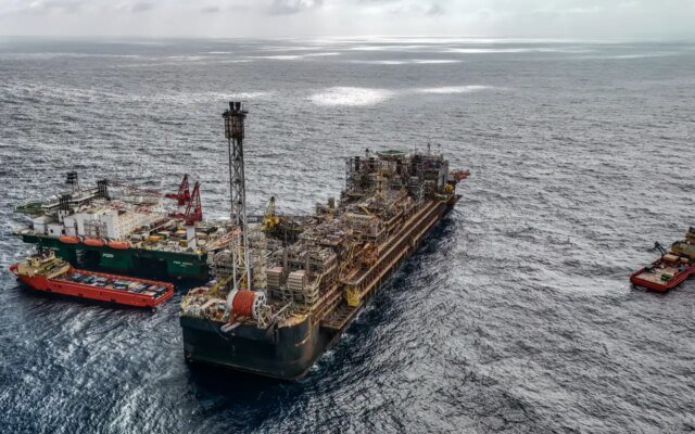 Petroleiros pedem Petrobras mais estatal e menor repasse a acionistas