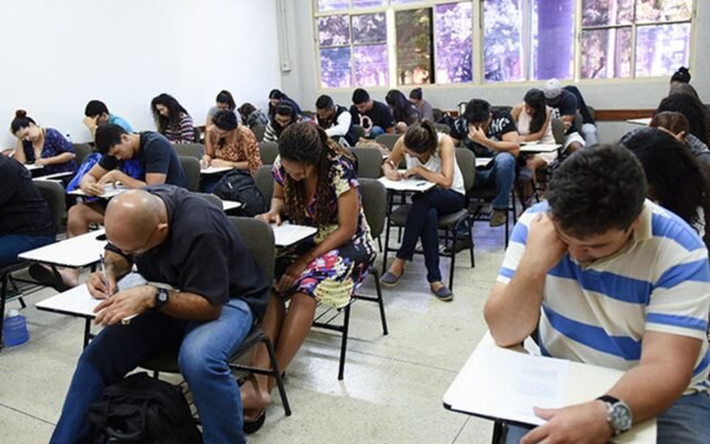 Provas do Encceja são realizadas neste domingo em todo o país