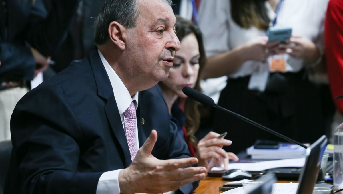 Relator da CCJ do Senado vota a favor da PEC do fim da escala 6×1