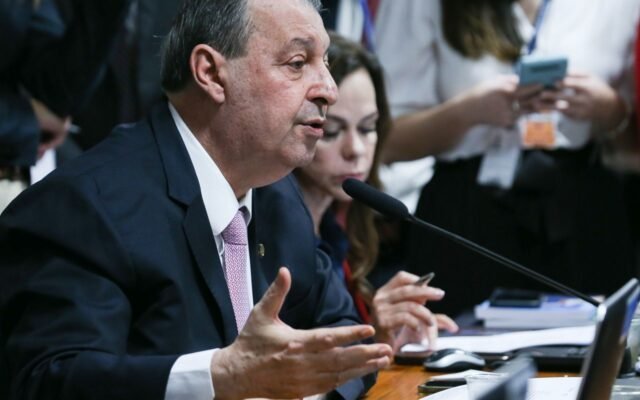 Relator da CCJ do Senado vota a favor da PEC do fim da escala 6×1