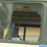 No Rio, fonoaudióloga é atingida por tiro no pescoço dentro de ônibus