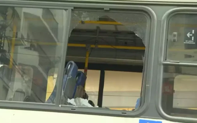 No Rio, fonoaudióloga é atingida por tiro no pescoço dentro de ônibus
