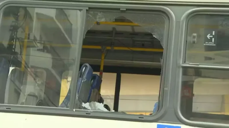 No Rio, fonoaudióloga é atingida por tiro no pescoço dentro de ônibus