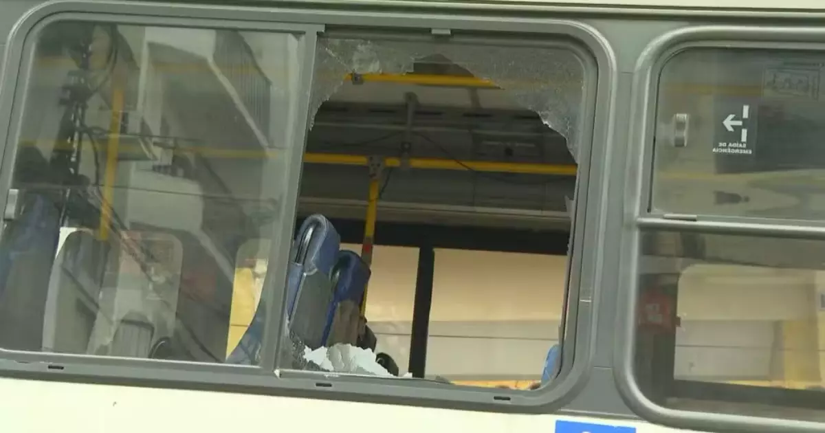 No Rio, fonoaudióloga é atingida por tiro no pescoço dentro de ônibus