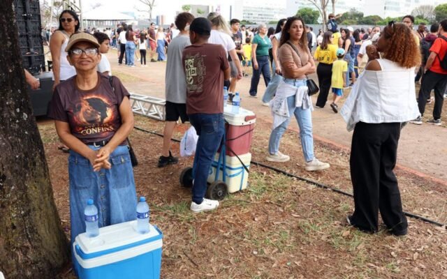 Ambulantes "desfilam" no 7 de Setembro em busca de sustento